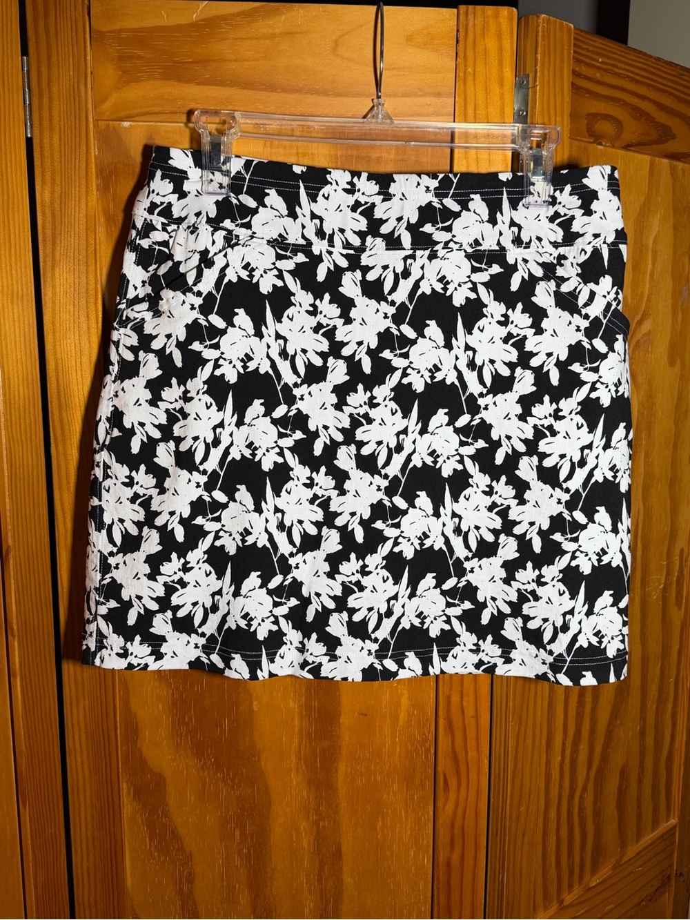 Mario Serrani Black and White Floral Tummy Control Skort|Sz M